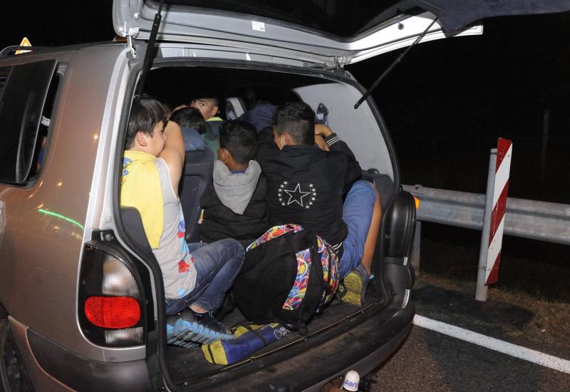 Migranti - Pokušali prokrijumčariti 16 migranta u tri automobila