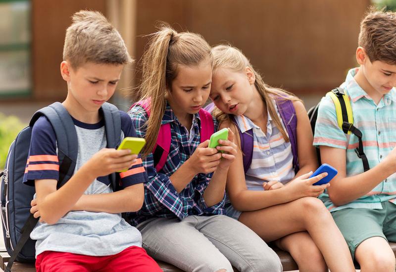 Čak polovica roditelja rado bi zabranila pametne telefone u školama