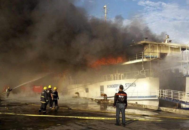 Požar na trajektu na Filipinima - Požar na trajektu na Filipinima: Poginule najmanje tri, nestalo više osoba