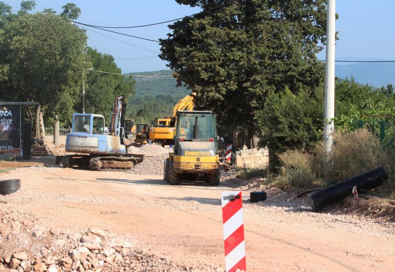 Radovi u Zvirovićima: Vozači ugrožavaju radnike, a prašina zdravlje žitelja