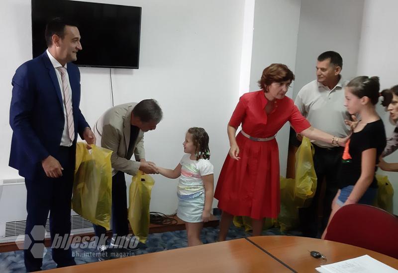 Uručene školske torbe i pribor za učenike s područja Mostara koji dolaze iz obitelji u stanju socijalne potrebe - Mostarski osnovnoškolci dobili školske torbe i školski pribor