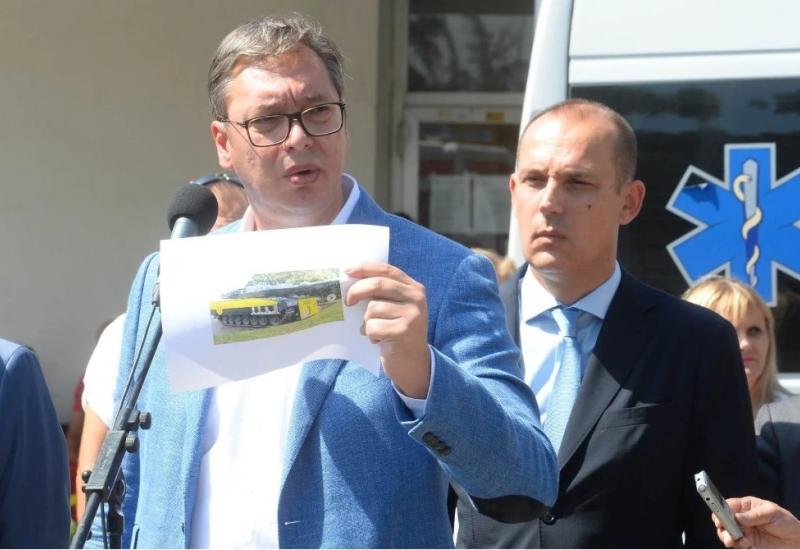 Vučić pokazuje sliku tenka u Njemačkoj - Vučić izgubio kontrolu - Tražio profesionalnost od televizije N1