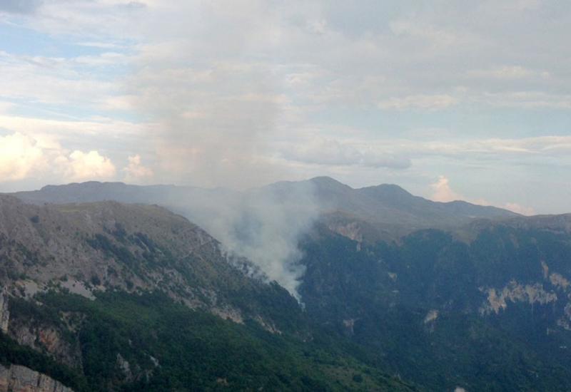 Gašenje požara kod Konjica - Vojska novim helikopterom gasi požar u Konjicu