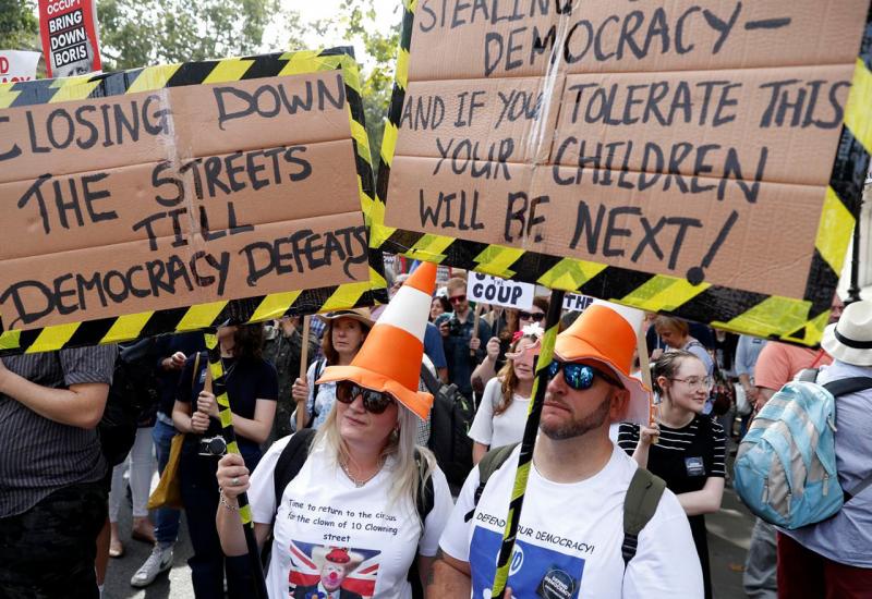 Tisuće ljudi na ulicama Britanije, uz poruku ''zaustavite državni udar''