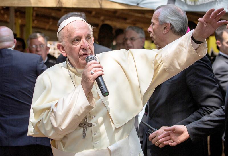 Papa Franjo: Paradoksalno je da neki pate od pothranjenosti, a drugi su pretili
