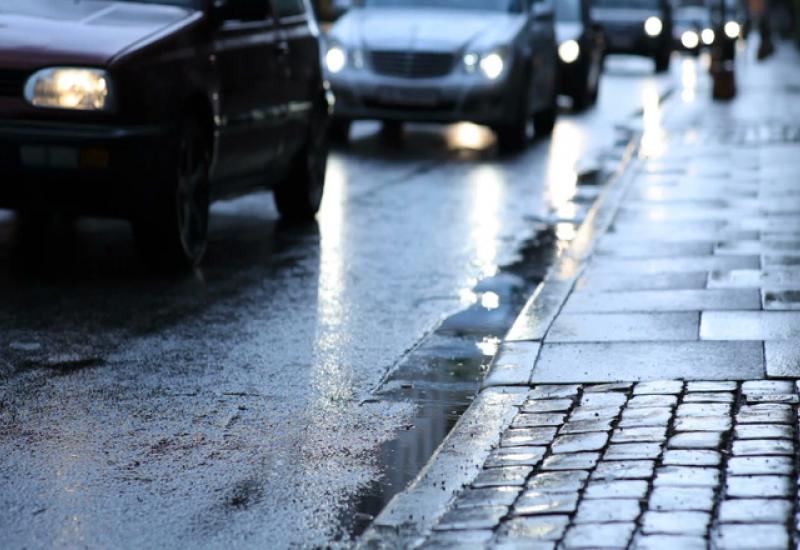 Kolnici mokri i skliski; na cestama odroni i radovi