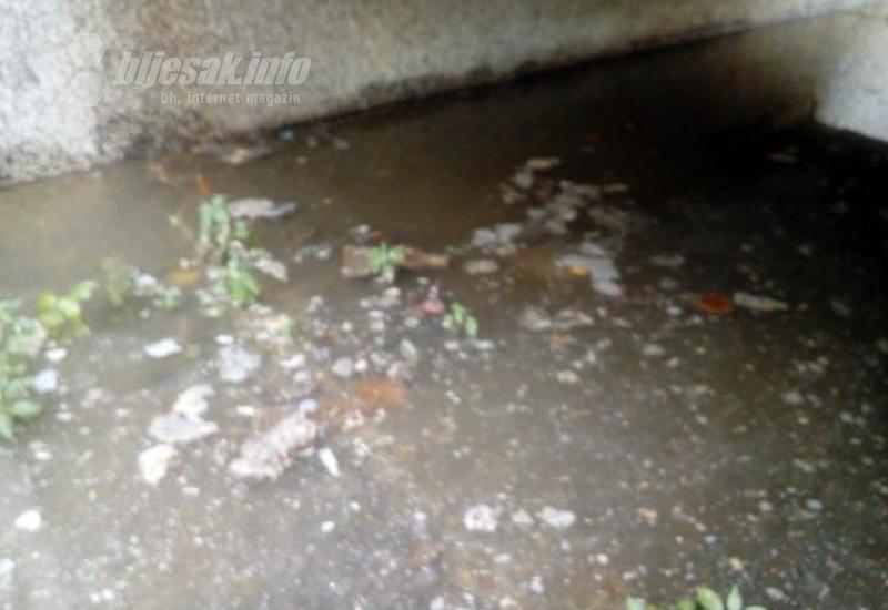 Fekalije u mostarskoj ulici - Kanalizacija na mostarskim ulicama: Nova kiša, stari problemi
