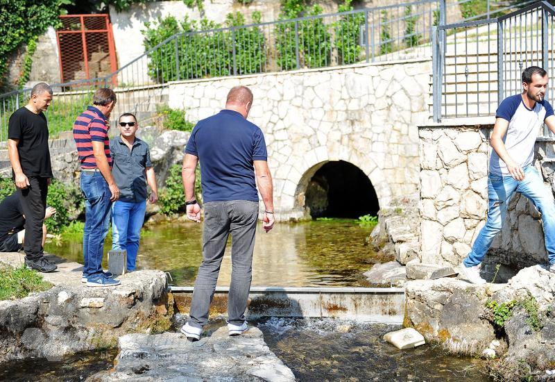 Mještani Knešpolja kod vrela Crnašnice - Knežepoljani ogorčeni zbog zagađene vode, gradonačelnik im obećao vodovod dogodine