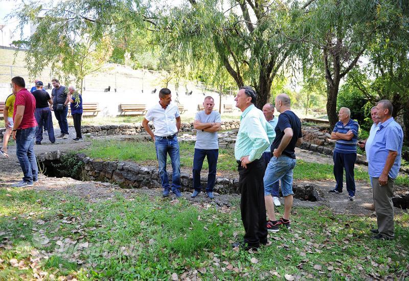 Mještani Knešpolja kod vrela Crnašnice - Knežepoljani ogorčeni zbog zagađene vode, gradonačelnik im obećao vodovod dogodine