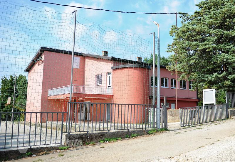 Područna škola u Knešpolju - Knežepoljani ogorčeni zbog zagađene vode, gradonačelnik im obećao vodovod dogodine