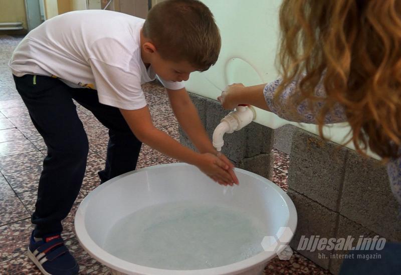 Učenik područne škole u Knešpolju pere ruke - Knežepoljani ogorčeni zbog zagađene vode, gradonačelnik im obećao vodovod dogodine