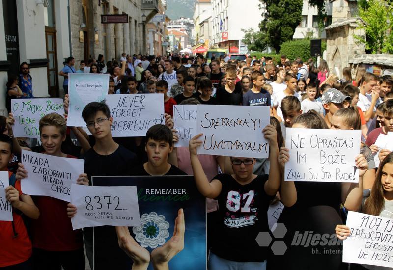 Mostarci mirnom šetnjom podržali Majke Srebrenice u potrazi za istinom