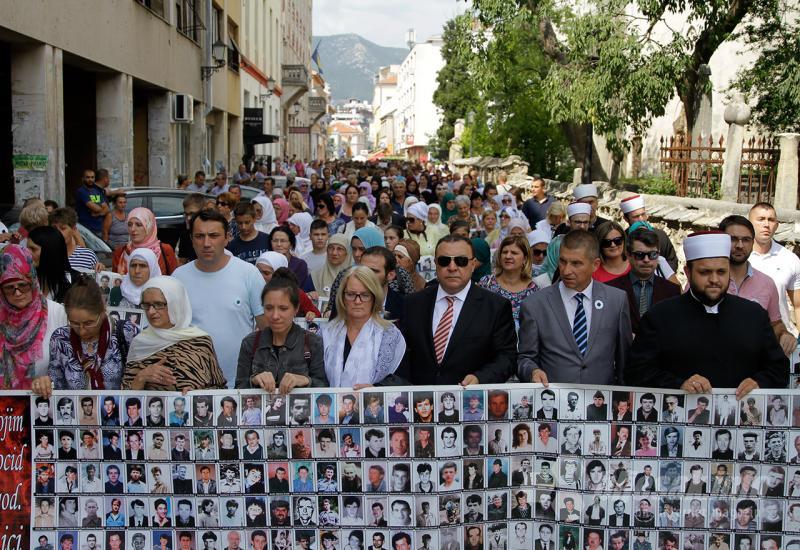 Mirna šetnja u Mostaru u znak sjećanja na žrtve genocida u Srebrenici - Mostarci mirnom šetnjom podržali Majke Srebrenice u potrazi za istinom