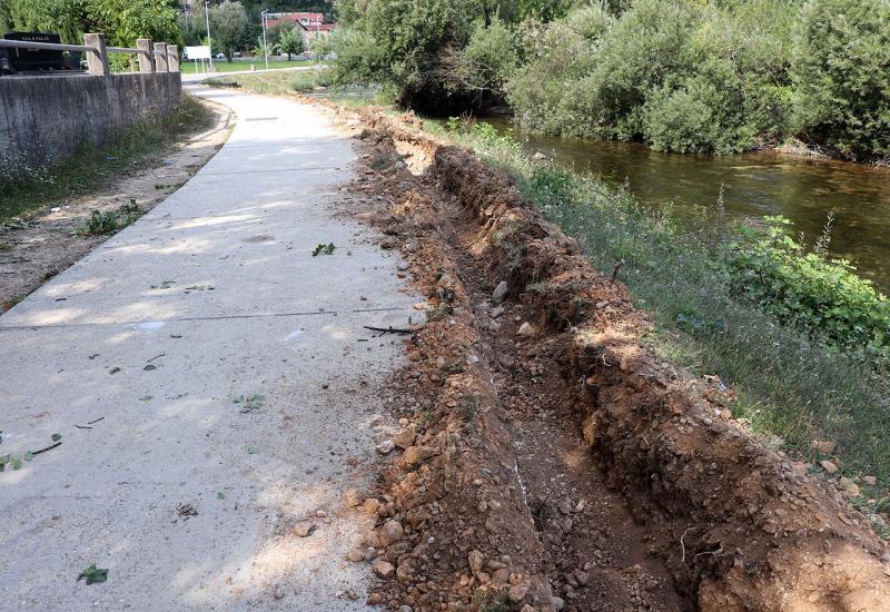 Proširenje šetnice uz rijeku Lišticu - Radno u Širokom Brijegu: Gradi se parking, kružni tok i nogostupi, a širi se i šetnica