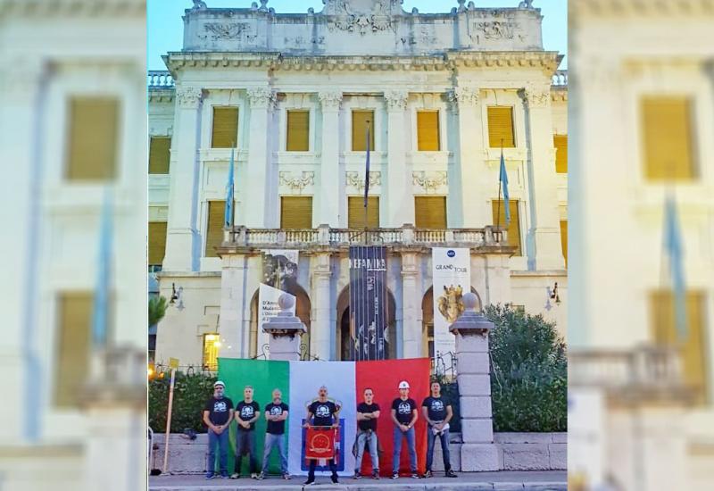Na ogradi Guvernerove palače u Rijeci izvješena zastava Kraljevine Italije