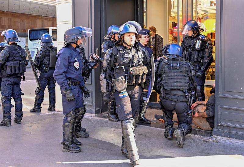 Uhićene desetine osoba na prosvjedima u Parizu - Uhićene desetine osoba na prosvjedima u Parizu, policija koristila suzavac