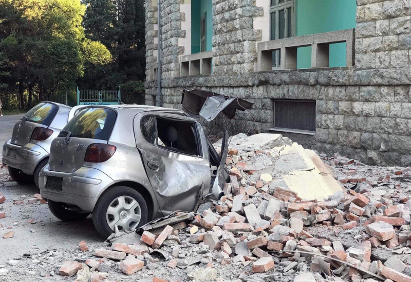 Potresi u Albaniji prepolovili zgrade, uništili automobile...