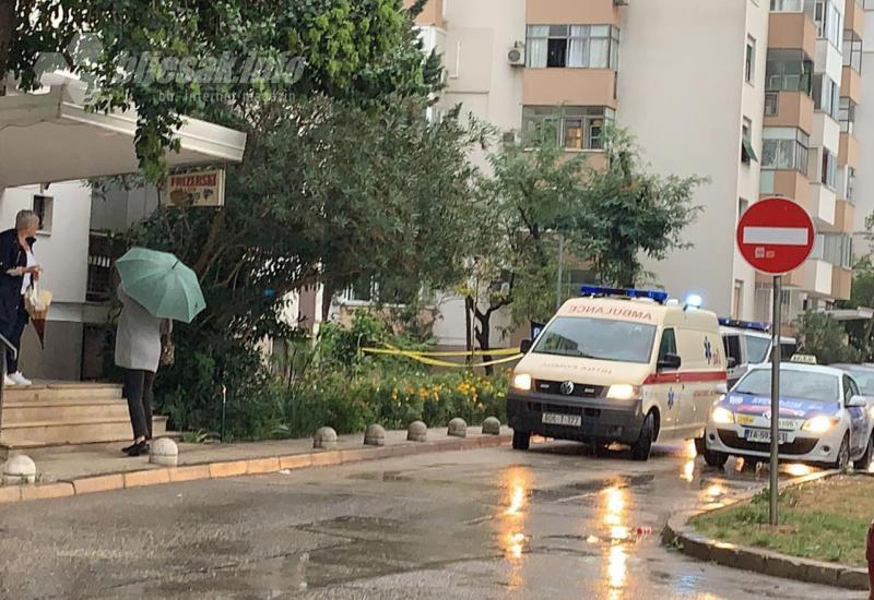 Policija i Hitna pomoć na mjestu gdje je pronađeno beživotno tijelo muške osobe - Mostar: Pronađeno beživotno tijelo 
