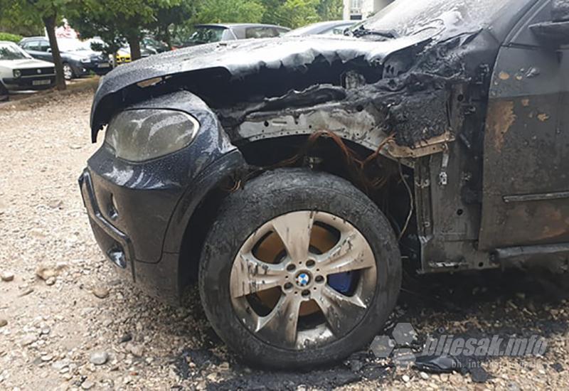 Gorio BMW X5 u Mostaru: Vlasnica tvrdi da je požar podmetnut 