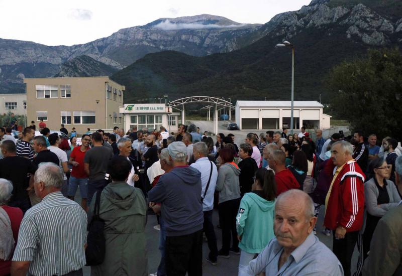 Građani ponovno pozvali na izmještanje deponije Uborak - Građani ispred Deponije: Uborak Mostar = Černobil