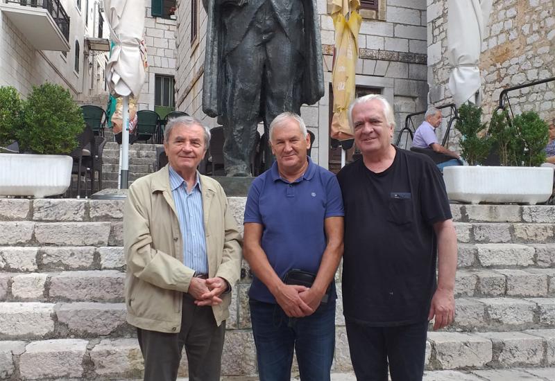 Pjesnici: Petar Gudelj, Đuro Tadić i Mile Stojić ispred spomenika Tinu Ujeviću - Smutnja i larma su svuda oko nas, sve slabije čuju istinski, tihi glasovi