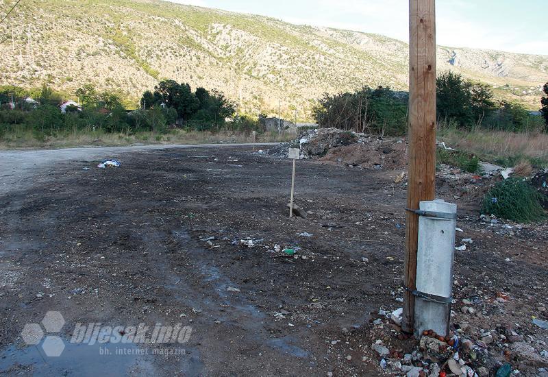 Detalj divlje deponije kod Doline sunca - Mostar: Komunalci očiste, građani (ponovno) uprljaju