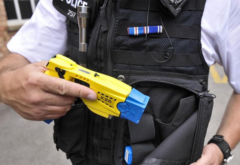 Policija u Madridu počinje koristiti električne pištolje 
