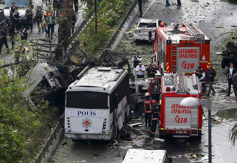 U bombaškom napadu na policijski autobus ozlijeđeno pet osoba