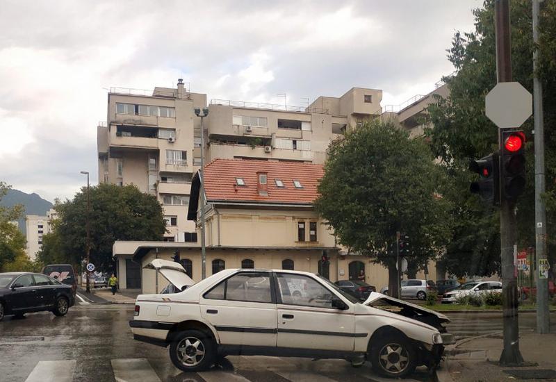 Oštećeni Peugeot u sudaru kod Ere - Mostar: Teško ozlijeđen u sudaru dva vozila