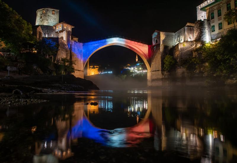 Stari most u bojama francuske zastave povodom smrti Jacquesa Chiraca - Stari most u bojama francuske zastave povodom smrti Jacquesa Chiraca