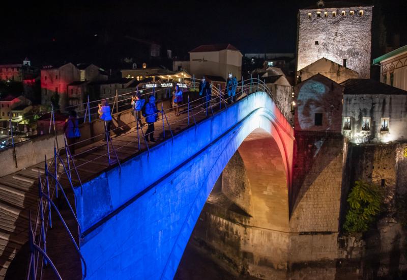 Stari most u bojama francuske zastave povodom smrti Jacquesa Chiraca - Stari most u bojama francuske zastave povodom smrti Jacquesa Chiraca