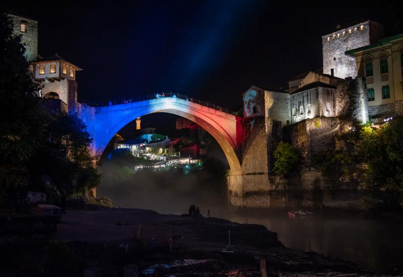 Stari most u bojama francuske zastave povodom smrti Jacquesa Chiraca