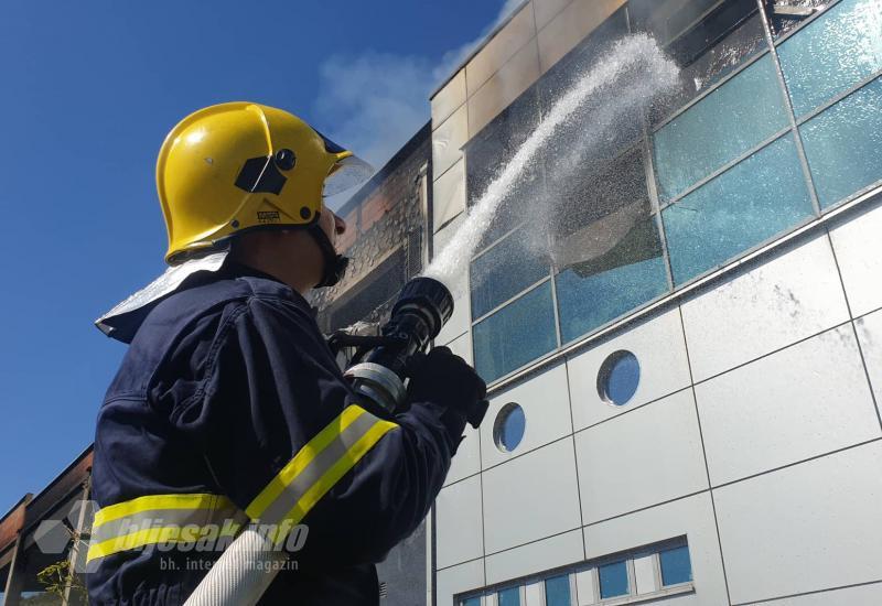 Gori zgrada  - Vatrogasci svladali vatrenu stihiju: Ovako izgleda zgarište nakon požara u zgradi 