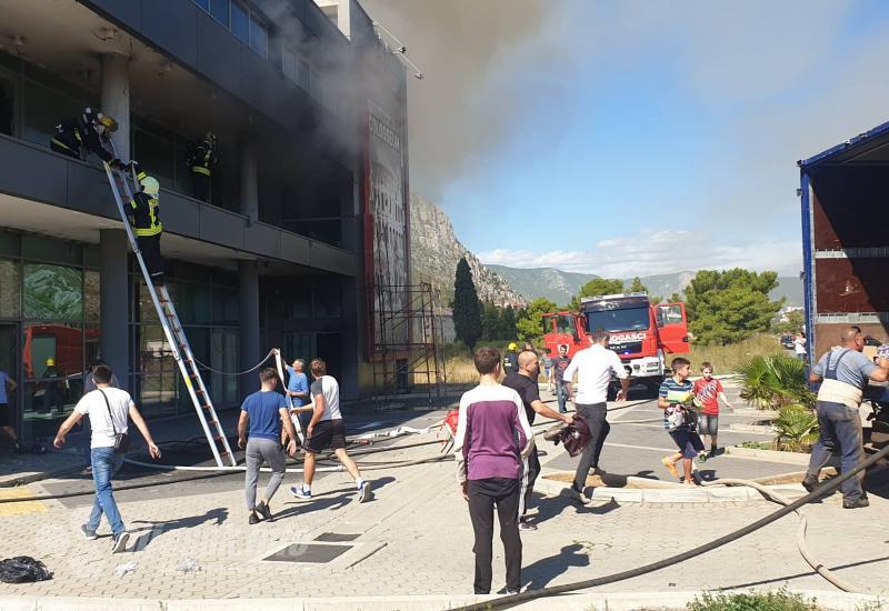 Gori zgrada  - Vatrogasci svladali vatrenu stihiju: Ovako izgleda zgarište nakon požara u zgradi 
