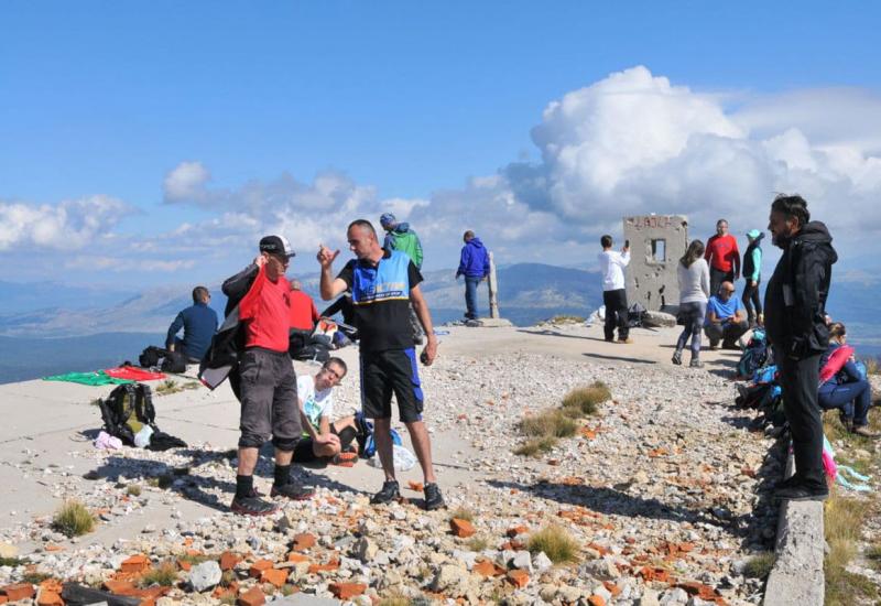 Planinari i biciklisti osvojili vrh Veleža