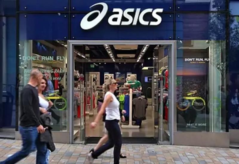 Asics trgovina - Asics s ispričao zbog pornića na velikom TV ekranu iznad svoje trgovine