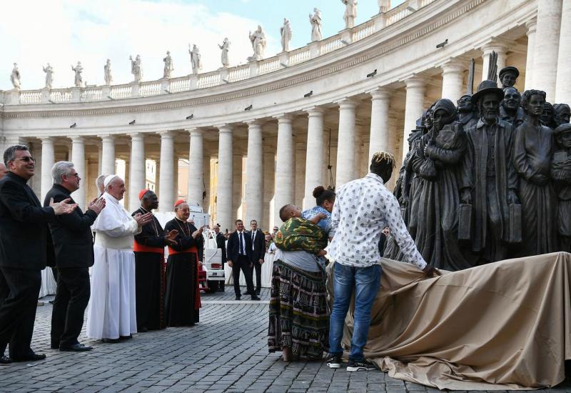 Papa Franjo predstavio skulpturu posvećenu migrantima