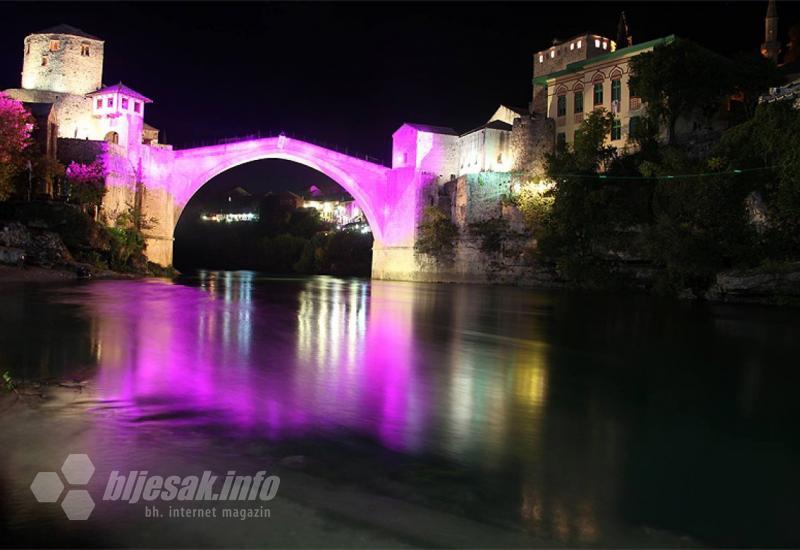 Stari most u ružičastoj boji