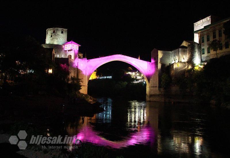 Stari most u Mostaru u ružičastoj boji - Mostar se simbolično pridružio borbi protiv raka dojke