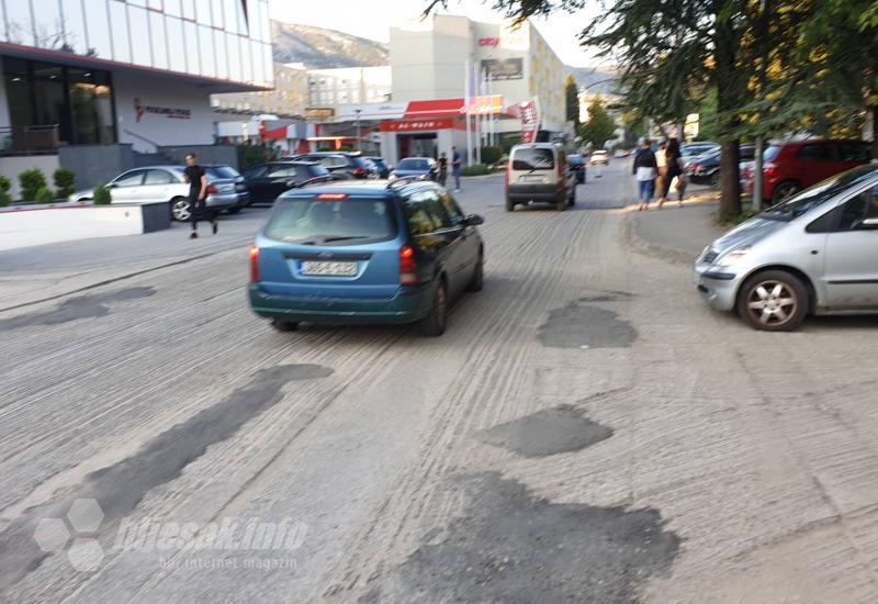 Tkz. frezanje habajućeg sloja u Vukovarskoj ulici u Mostaru - Radovi u Vukovarskoj idu dalje
