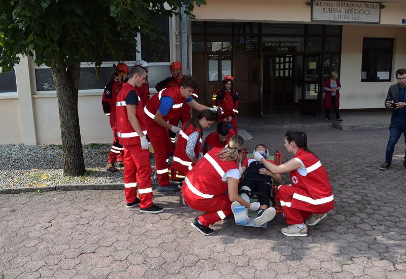 U SSS Ruđera Boškovića održana edukacija učenika i osoblja škole iz područja zaštite i spašavanja - Ljubuški: Zbog požara evakuirani učenici Srednje strukovne škole