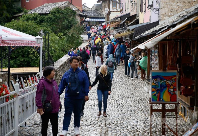 Turističa sezona u Mostaru ne jenjava  - Turisti unatoč lošem vremenu pristižu u Mostar