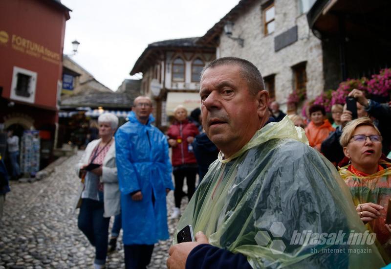 Sa kabinacama u obilazak Mostara - Turisti unatoč lošem vremenu pristižu u Mostar