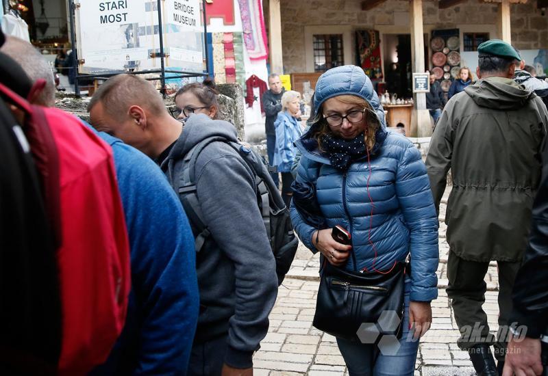 Kiša nije spriječila dolazak turista u Mostar - Turisti unatoč lošem vremenu pristižu u Mostar
