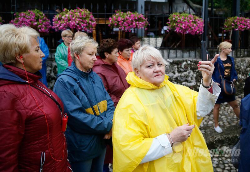 Turisti u staroj jezgri grada  - Turisti unatoč lošem vremenu pristižu u Mostar