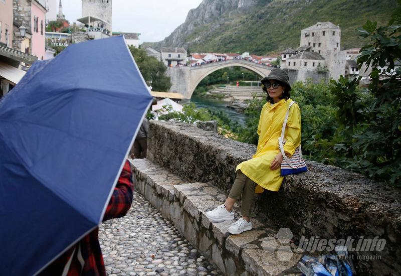 Turisti unatoč lošem vremenu pristižu u Mostar