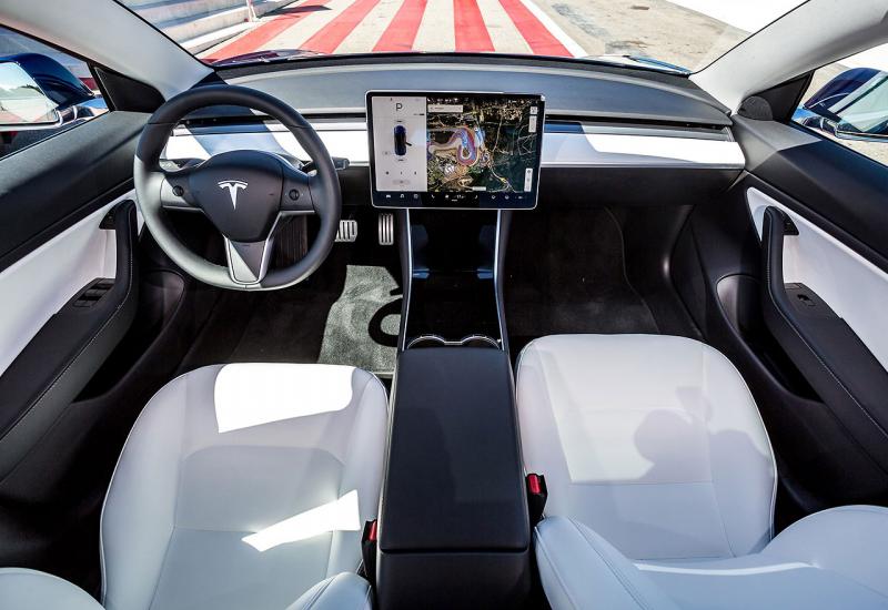 Tesla zabranio videoigrice u automobilima tijekom vožnje