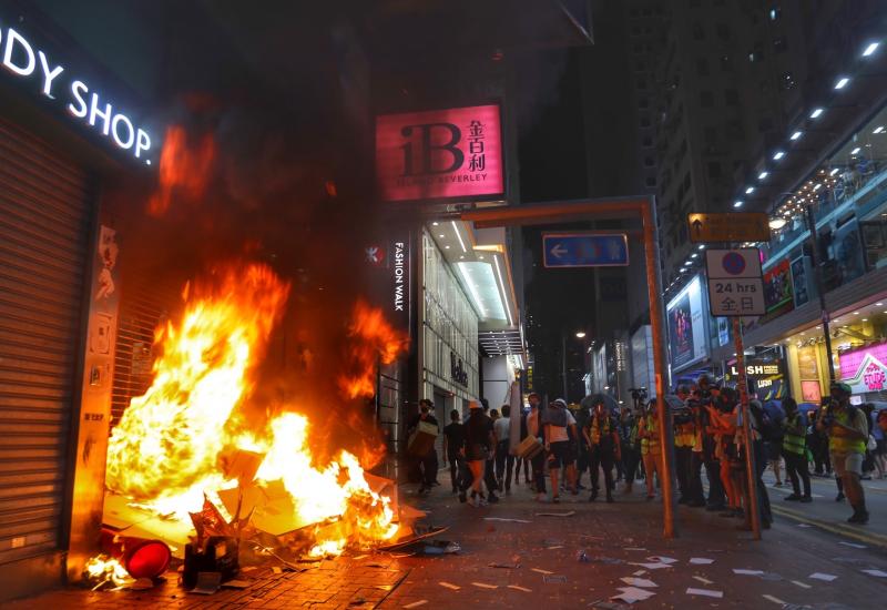 Nakon 'noći ekstremnog nasilja' u Hong Kongu zatvoreni trgovački centri i metro