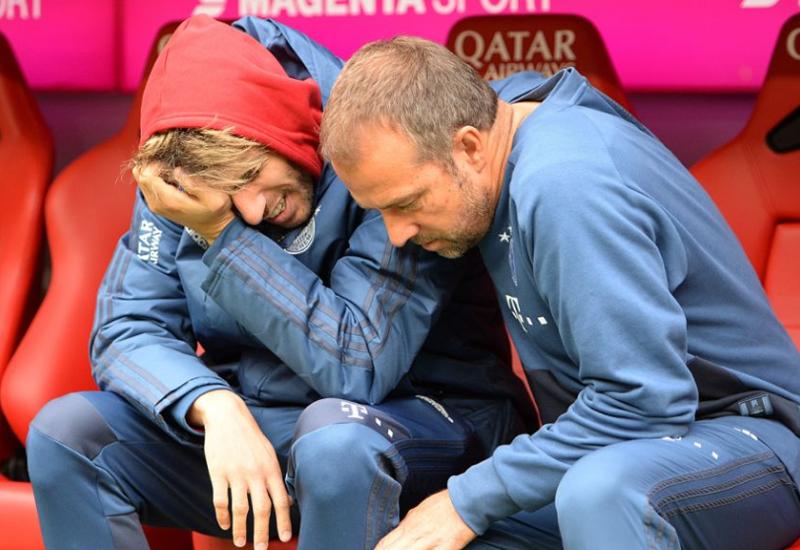 Pomoćni trener Hansi Flick tješi Martineza - Zaplakao: Nogometaš Bayerna se slomio jer ga Kovač ignorira 