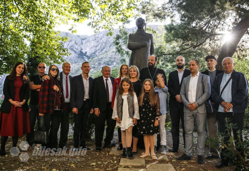 Položeno cvijeće kod spomenika Aleksi Šantiću u parku koji nosi njegovo ime - Dodik otvorio 100. Šantićeve večeri poezije: Svi narodi slave Šantića